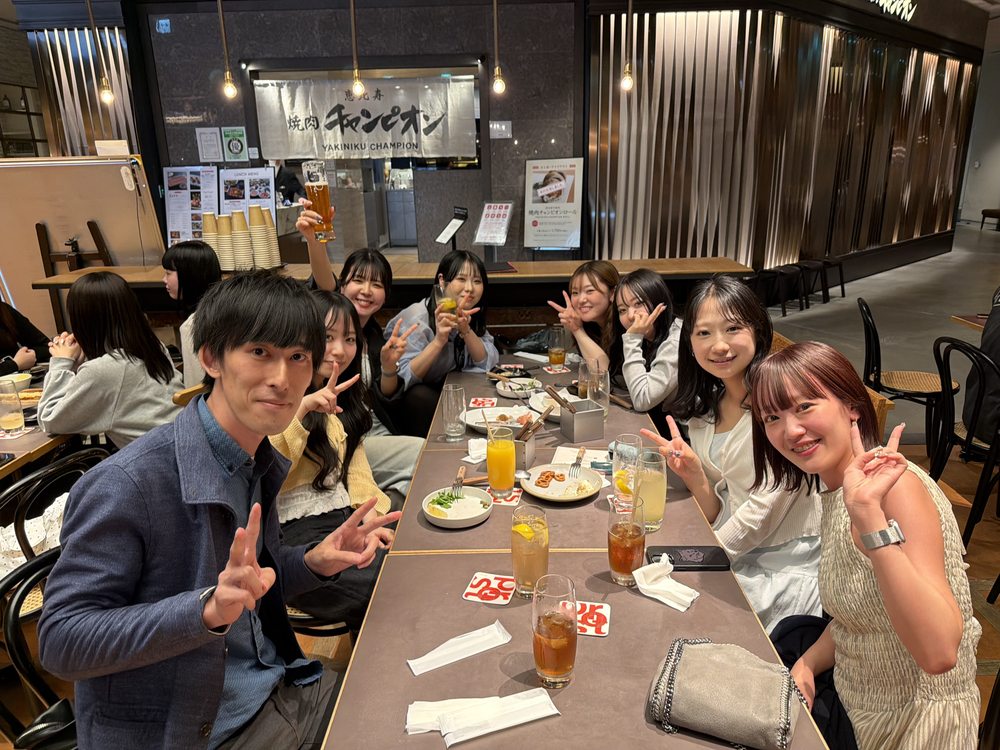 営業後の食事会で乾杯するスタッフたち
