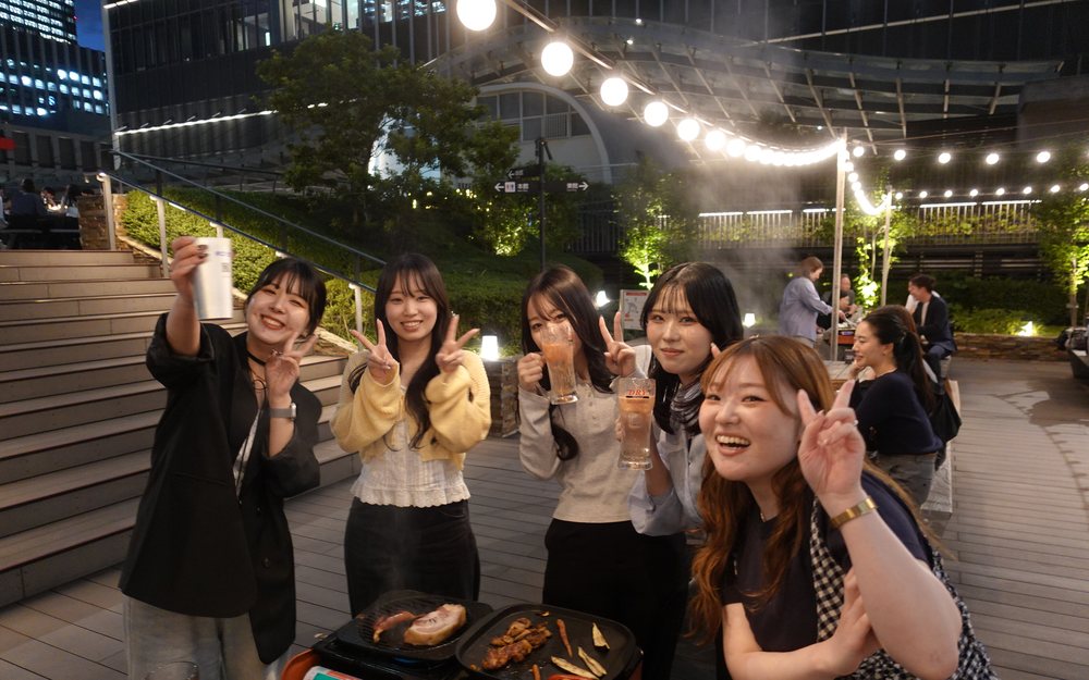 BBQで楽しむスタッフたち